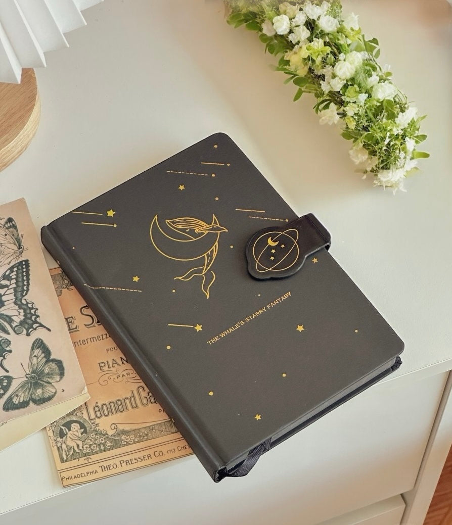 Carnet de croquis 12,5 × 18,5 cm – Papier noir – Motif doré “The Whale’s Starry Fantasy”