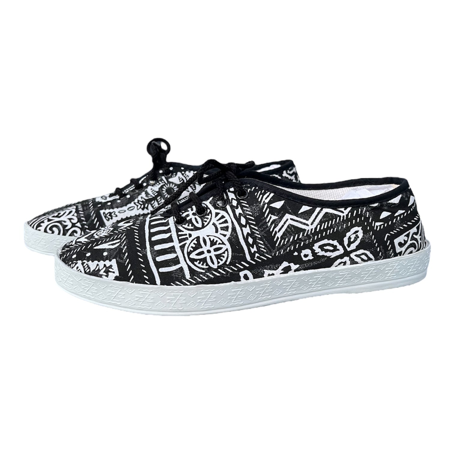 Chaussures Femme en toile noires et blanches à lacets