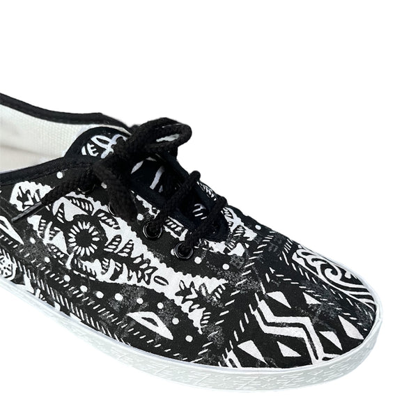 Chaussures Femme en toile noires et blanches à lacets