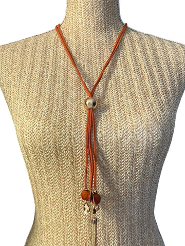 Collier lanières avec accessoires décoratifs – 52 cm