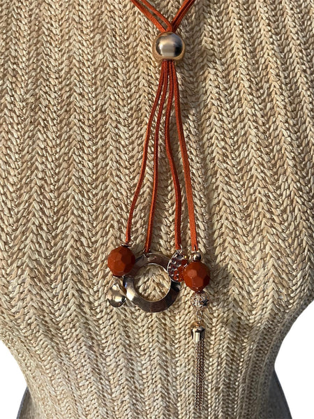 Collier lanières avec accessoires décoratifs – 52 cm