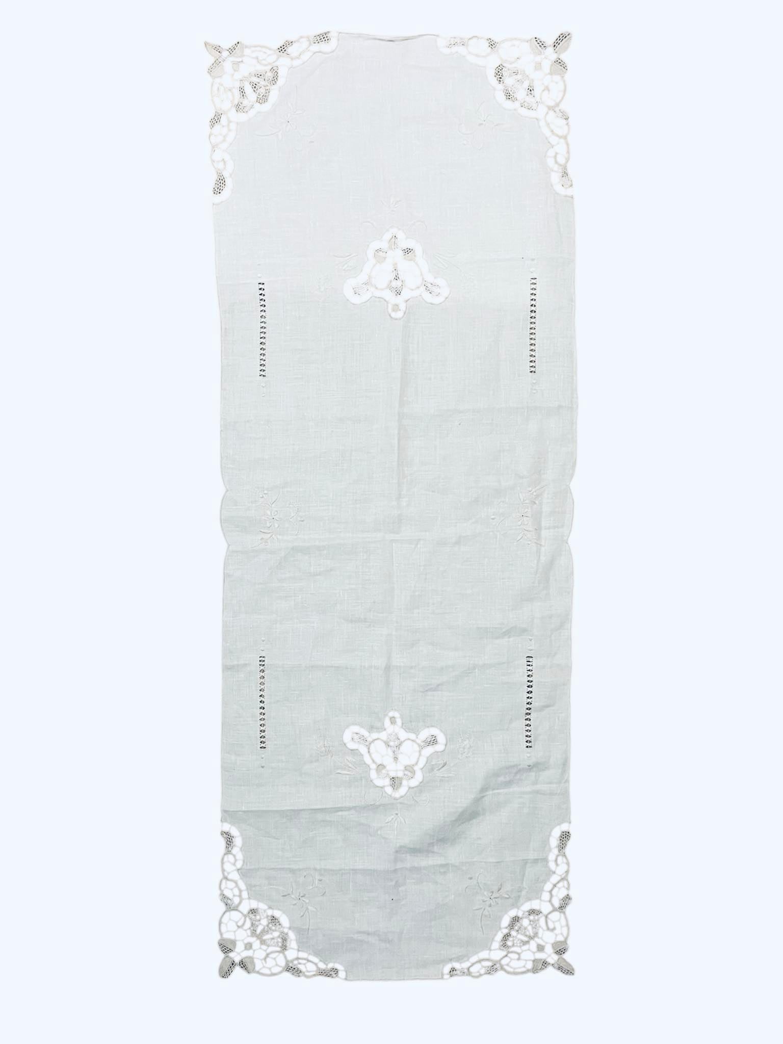 Napperon rectangulaire brodé – Blanc écru – 39 × 101 cm