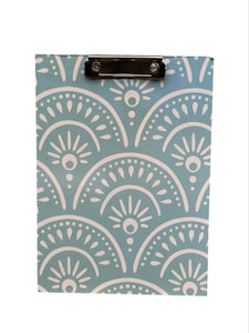 Planche à pince clipboard rigide – Motif éventail bleu – 32,5 x 22 cm