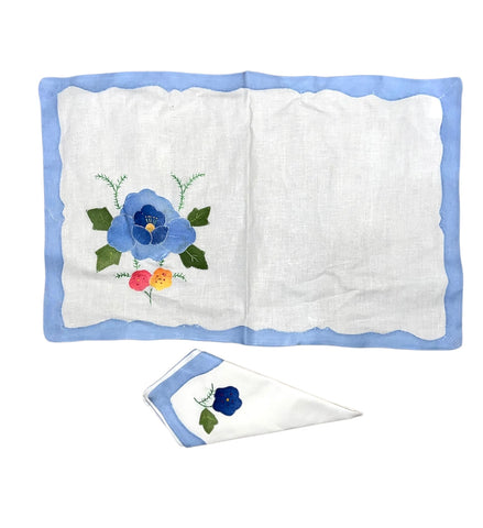 Set de table + serviette assortie – Bleu vintage motif à fleur brodé